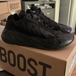 Yeezy 700 MNVN